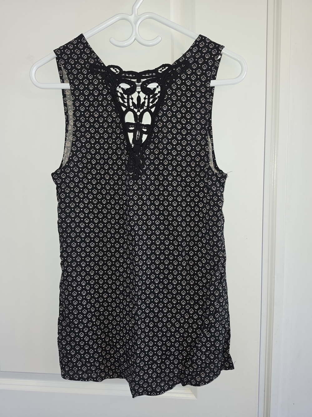 New Look Black Printed Sleeveless Top with Crochet Back - Picture 2 of 2